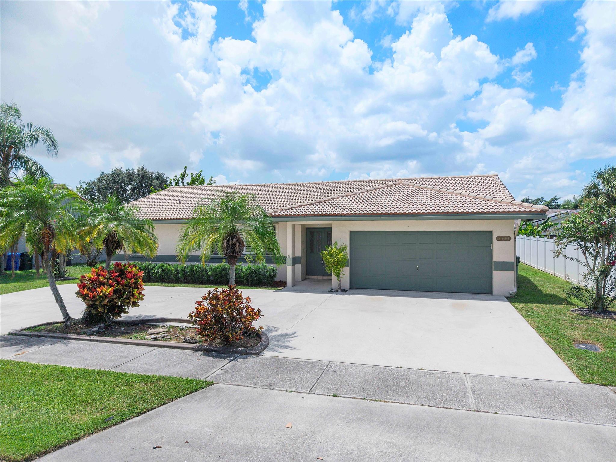 THIS HOME IS PRICED TO SELL! IN THE HIGHLY DESIRABLE NEIGHBORHOOD OF GATEWAY MILE, THIS 4-BEDROOM 2-BATH HOME IS NOW READY AND AVAILABLE! THE HOME FEATURES A 2-CAR' GARAGE, LARGE KITCHEN, VAULTED CEILINGS ALL THROUGHOUT, A FULL LAUNDRY ROOM, AND SCREENED IN PATIO/POOL AREA. THIS HOME WILL NOT LAST!