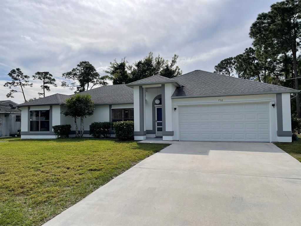 Photo of 752 SE Sweetbay Avenue, Port Saint Lucie, FL 34983 (MLS # R10682926)