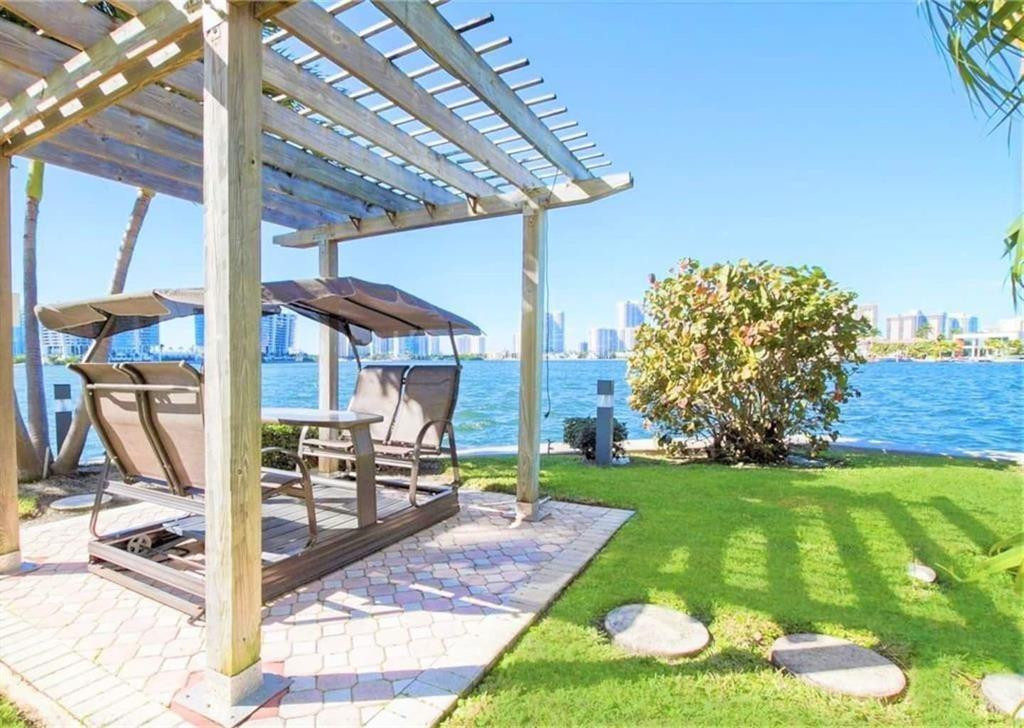 LES PELICANS (THE PELICAN) - Residential Lease