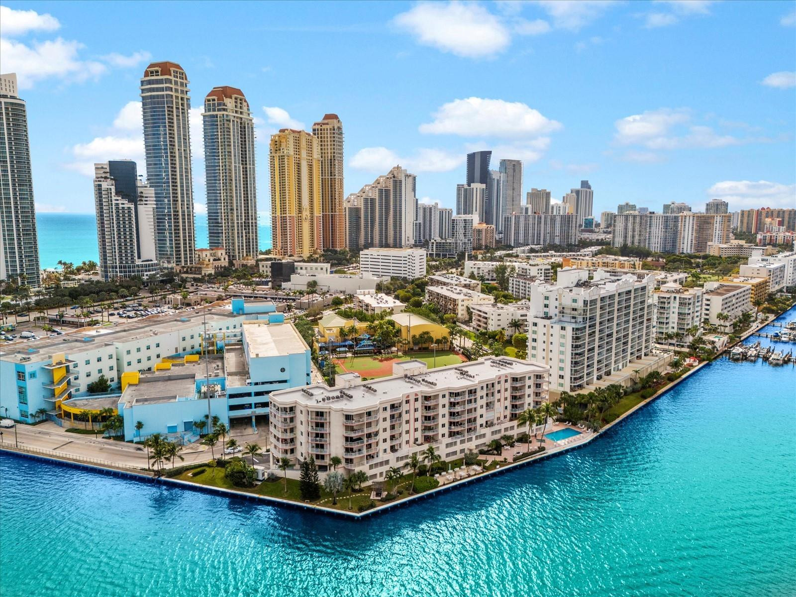 LES PELICANS (THE PELICAN) - Residential Lease