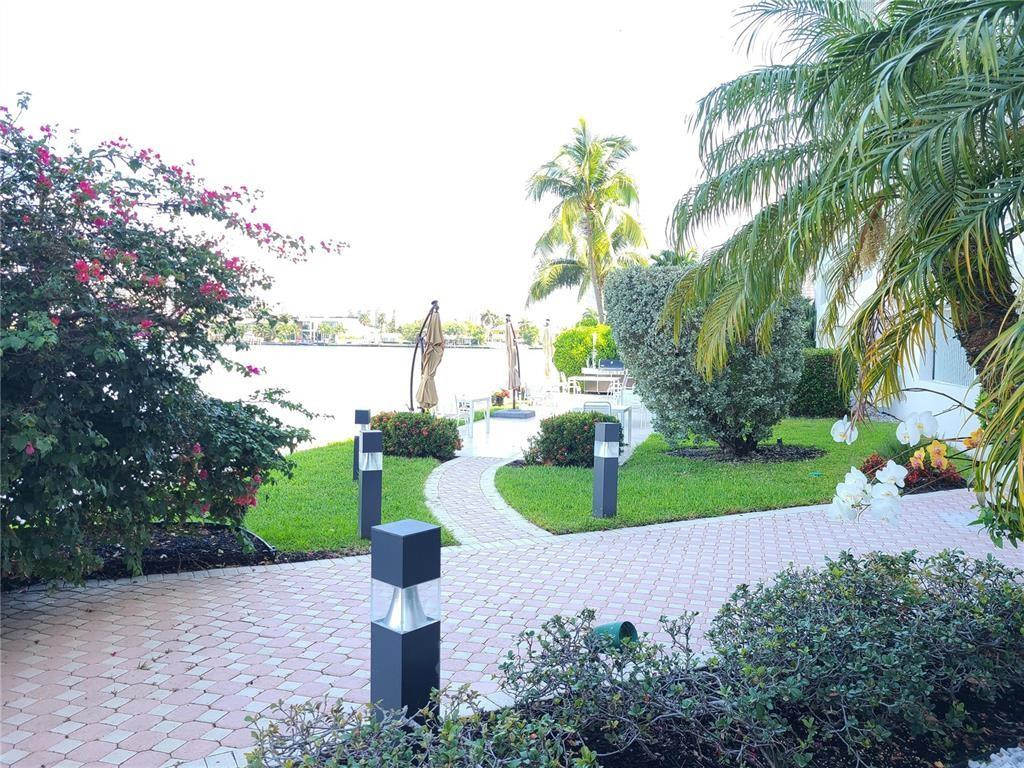 LES PELICANS (THE PELICAN) - Residential Lease