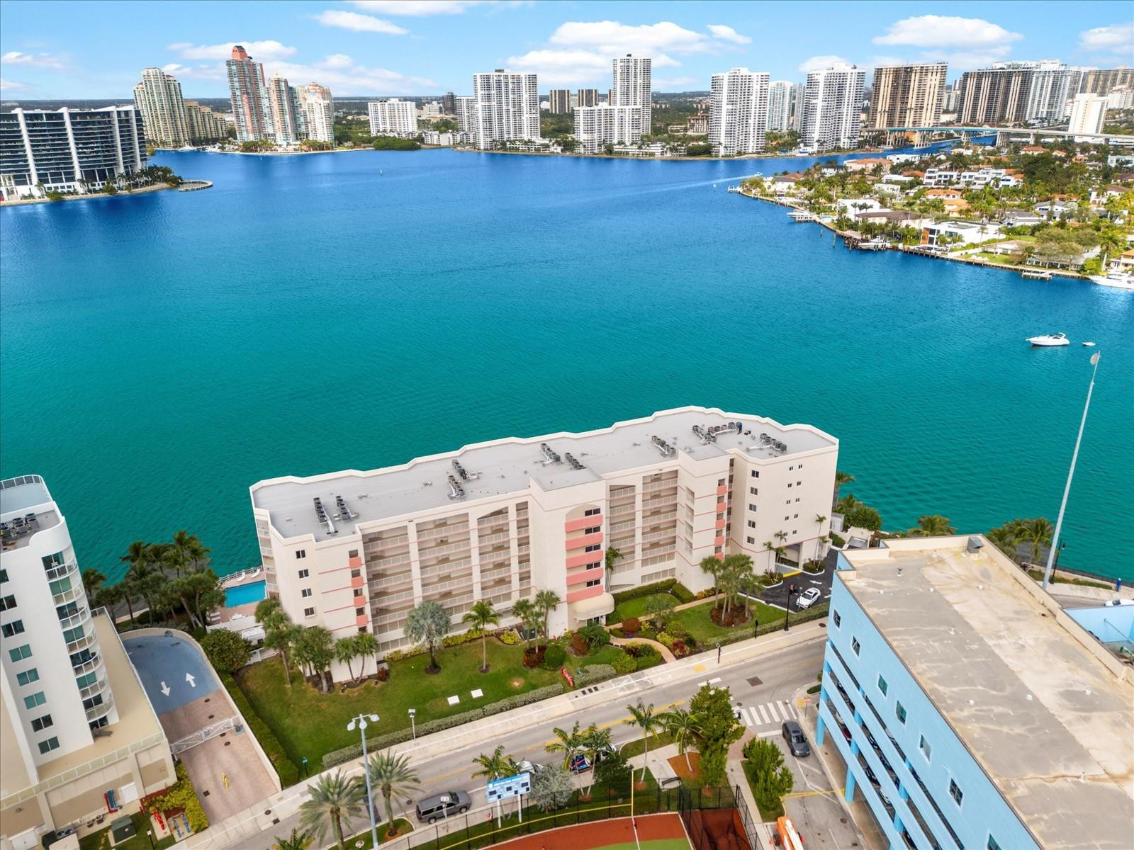 LES PELICANS (THE PELICAN) - Residential Lease