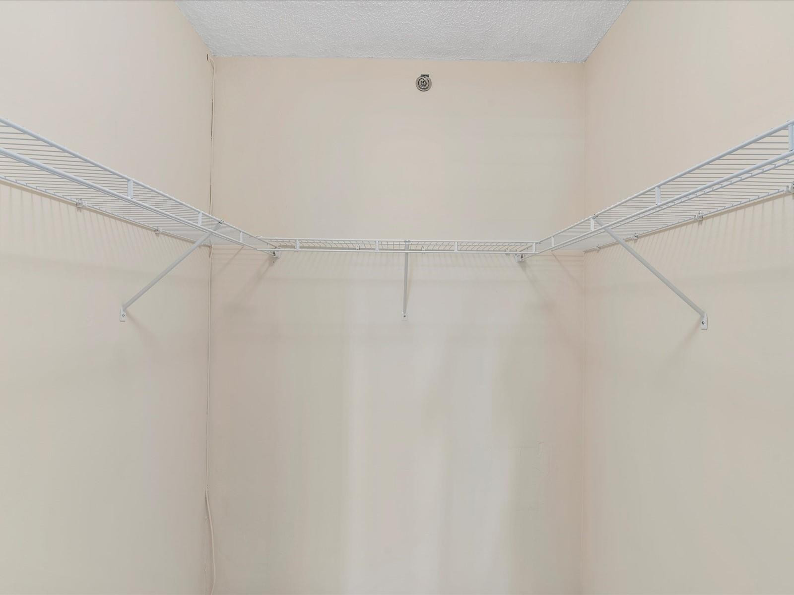 LES PELICANS (THE PELICAN) - Residential Lease