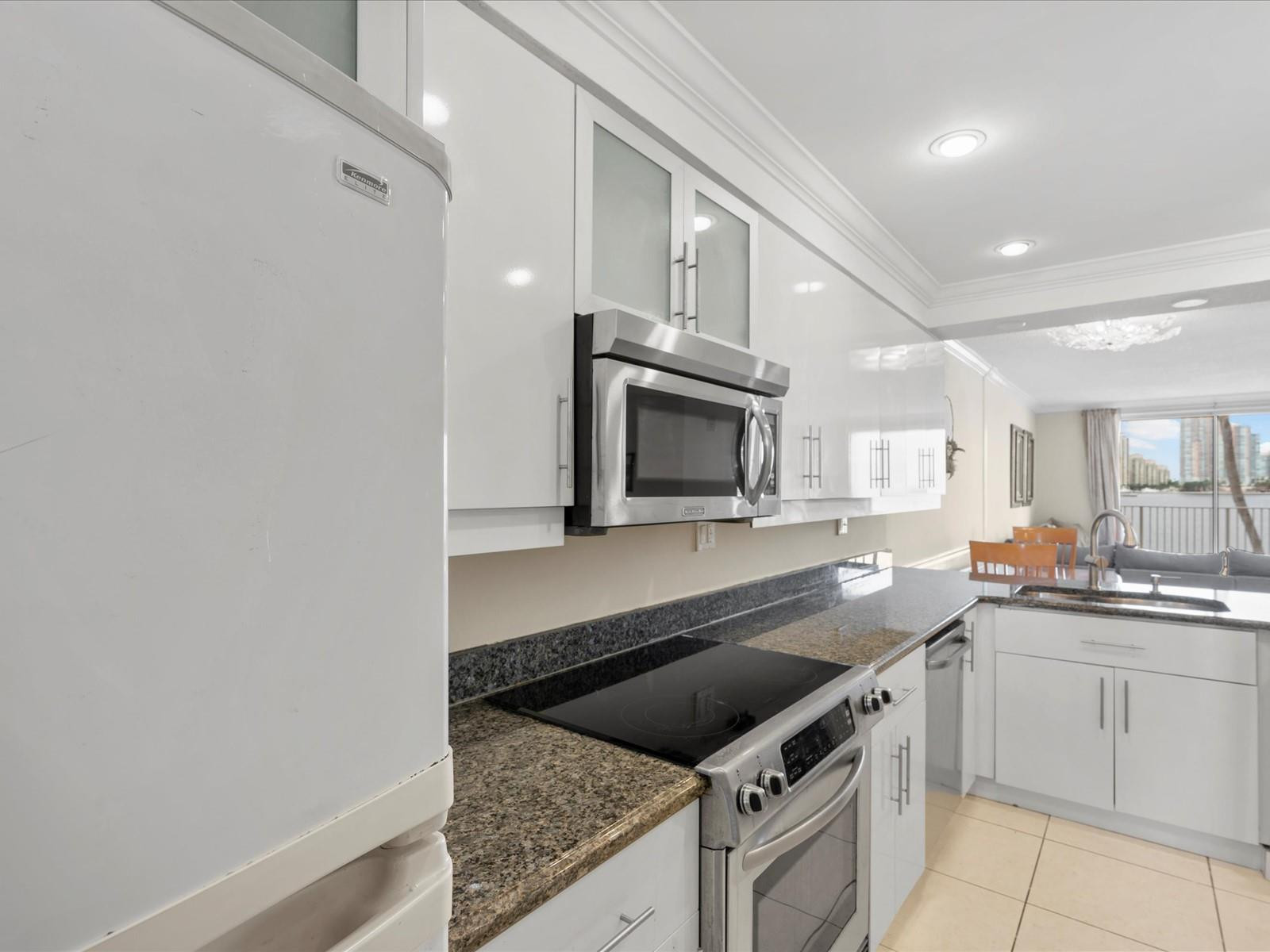 LES PELICANS (THE PELICAN) - Residential Lease