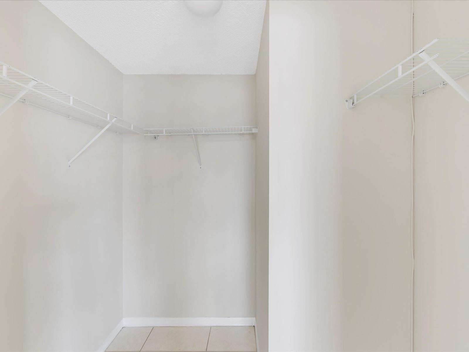 LES PELICANS (THE PELICAN) - Residential Lease