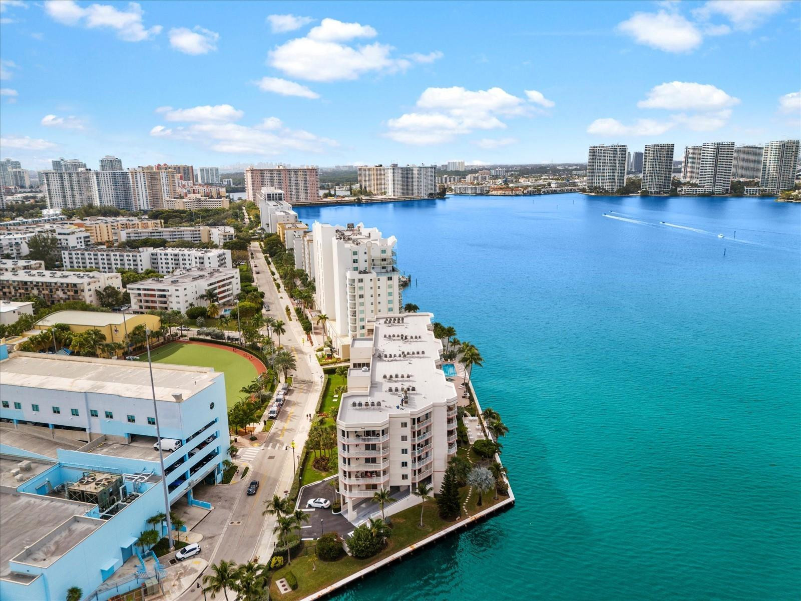 LES PELICANS (THE PELICAN) - Residential Lease