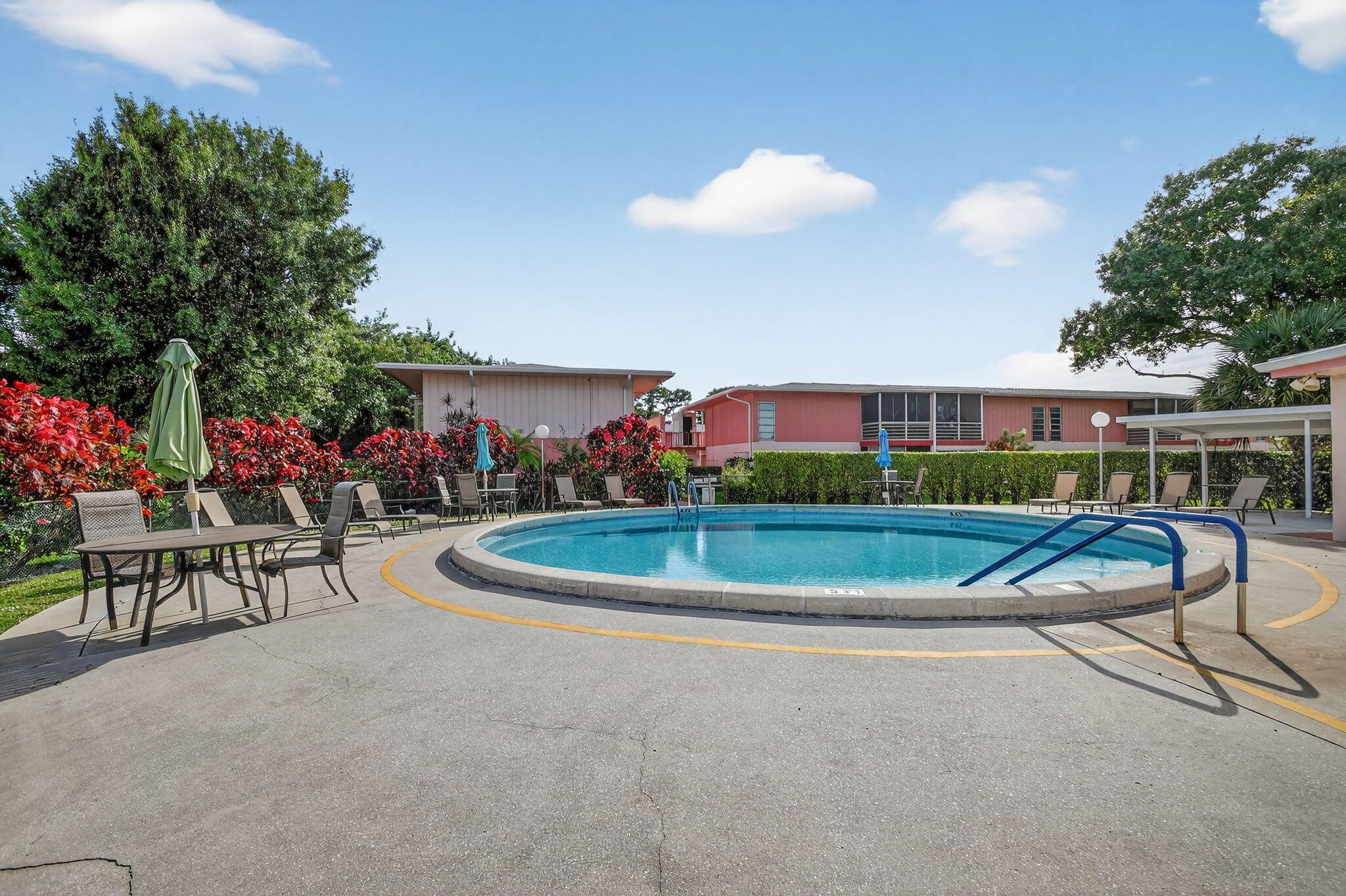 CENTURY VILLAGE / GOLFS E - Residential