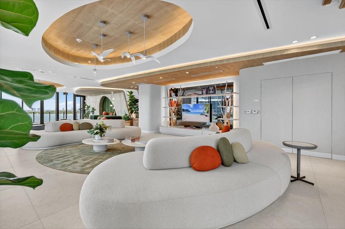 ARIA RESERVE MIAMI SOUTH - Residential Lease