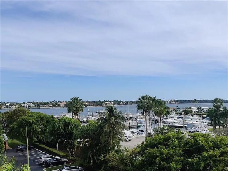 HYPOLUXOS MARINERS CAY CO - Residential