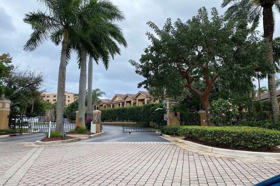 HYPOLUXOS MARINERS CAY CONDO - Residential