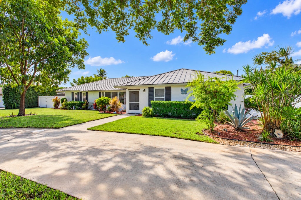 Photo of 3880 Lowson Boulevard, Delray Beach, FL 33445 (MLS # B26091641)