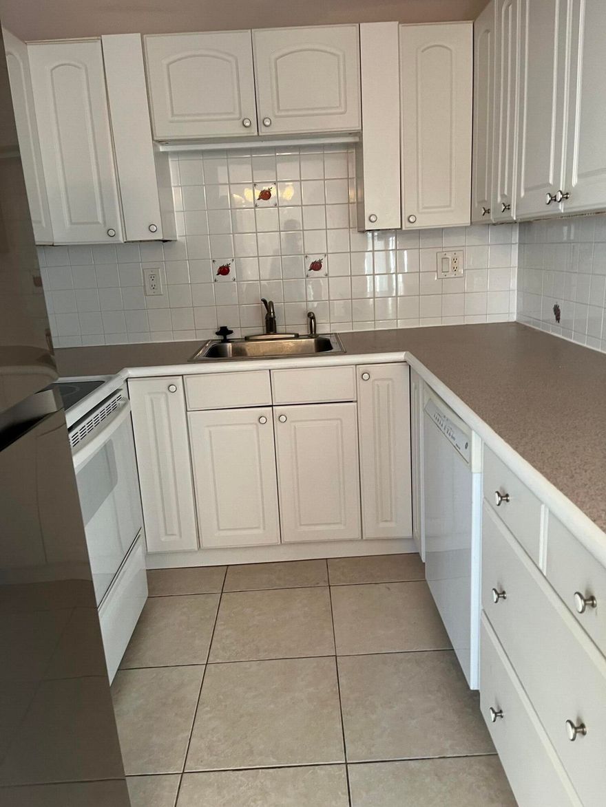 IMMACULATE SECOND FLOOR 2/2 TRUE END UNIT
TILE THROUGHOUT EXCEPT NEW CARPET IN MASTER   UPDATED BATHROOMS,  KITCHEN WITH DISHWASHER, NEW REFRIGERATOR, EXTRA CABINETS AND COUNTER..   ***.HURRICANE IMPACT GLASS ENCLOSED PORCH*** , HURRICANE SHUTTERS ON ALL WINDOWS***,   NEWER WASHER AND DRYER.  NEWER WATER HEATER.
CONCRETE BUILDING      COME JOIN THE KINGS POINT LIFESTYLE.  COUNTRY CLUB LIVING WITHOUT THE EQUITY....  CAFES, SHOWS, COURTESY BUS, PICKLEBALL, TENNIS, GOLF, CLUBS. CARDS, TILES,  LIKE LIVING IN 'grown up camp''!!!!  VERY EASY TO SHOW ......