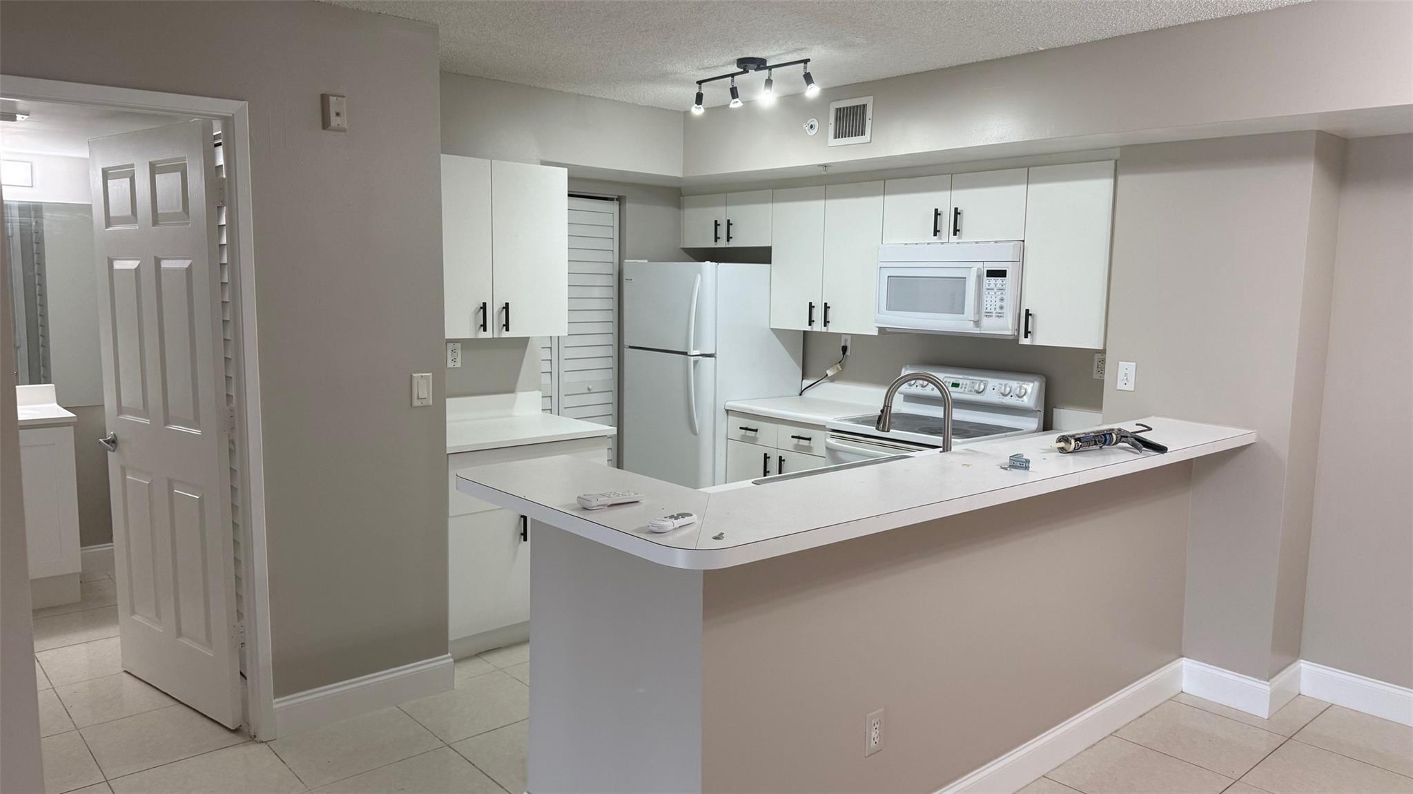FIRST FLOOR UNIT WITH LAKE VIEW, SPLIT MODEL OF 2 MASTER BEDROOMS, GREAT FOR A FAMILY OR ROMMATES, ROYAL GRAND IS LOCATED NEAR NSU, JUST GOT FRESHLY PAINTED, NEW CLUBHOUSE, NEW GYM, REMODEL POOL. LOTS OF SHOPPING CENTERS, 595 TURNPIKE, FORT LAUDERDALE AIRPORT, DANIA POINT AND MORE. COMMUINTY OFFER A CLUB HOUSE, GYM, POOL AND BASKETABALL COURTY.