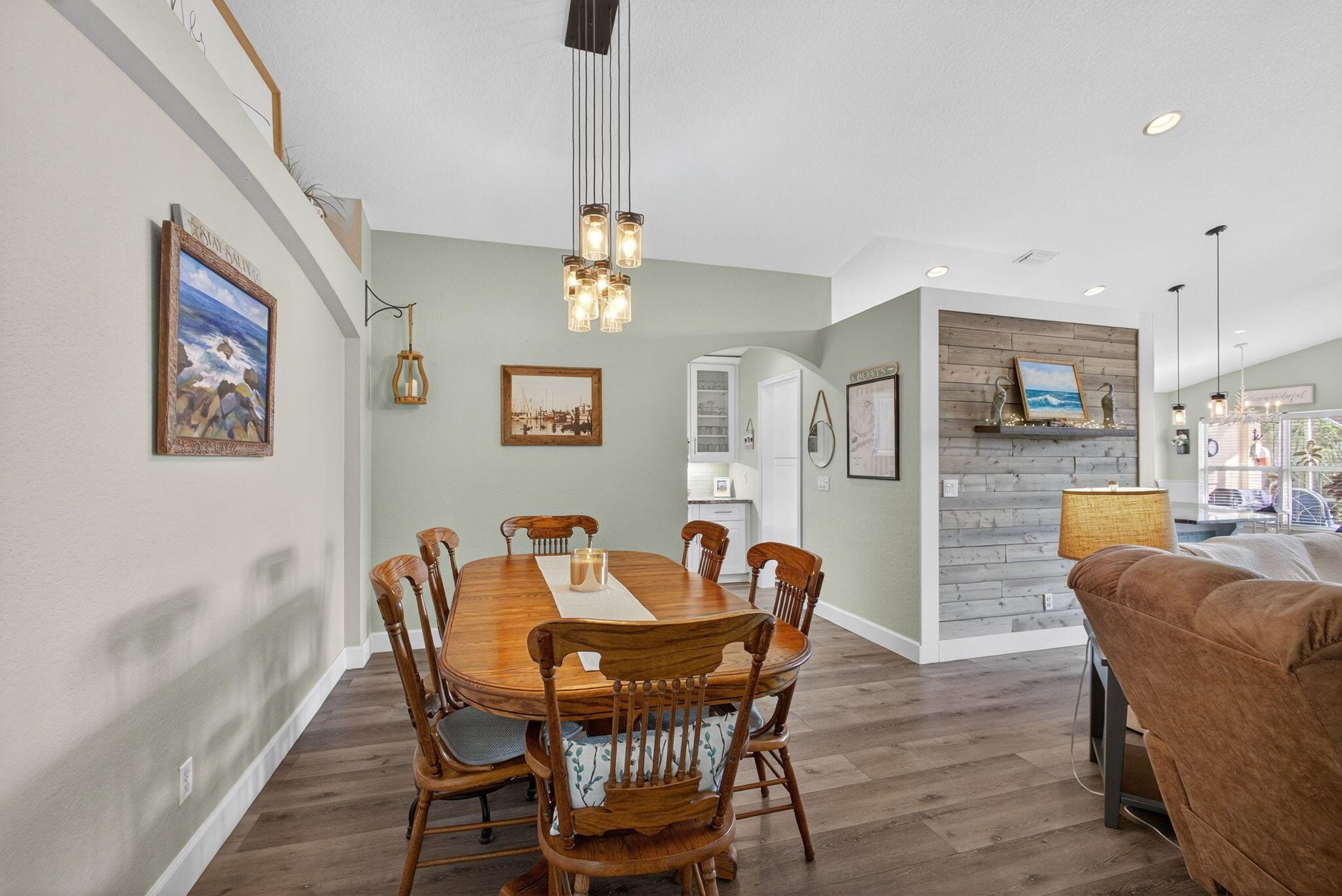 BANNER LAKE (AKA COTTAGES - Residential