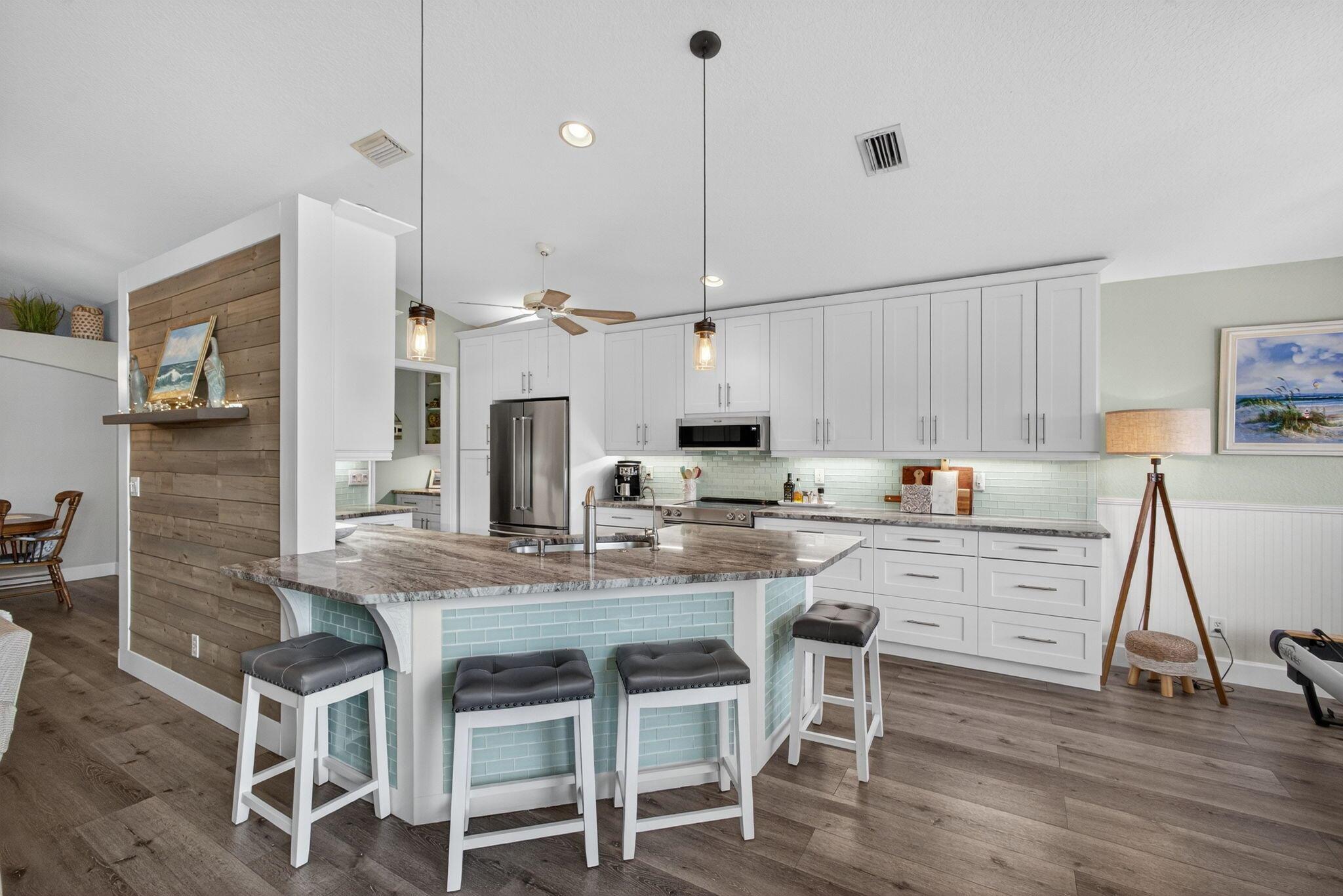 BANNER LAKE (AKA COTTAGES - Residential