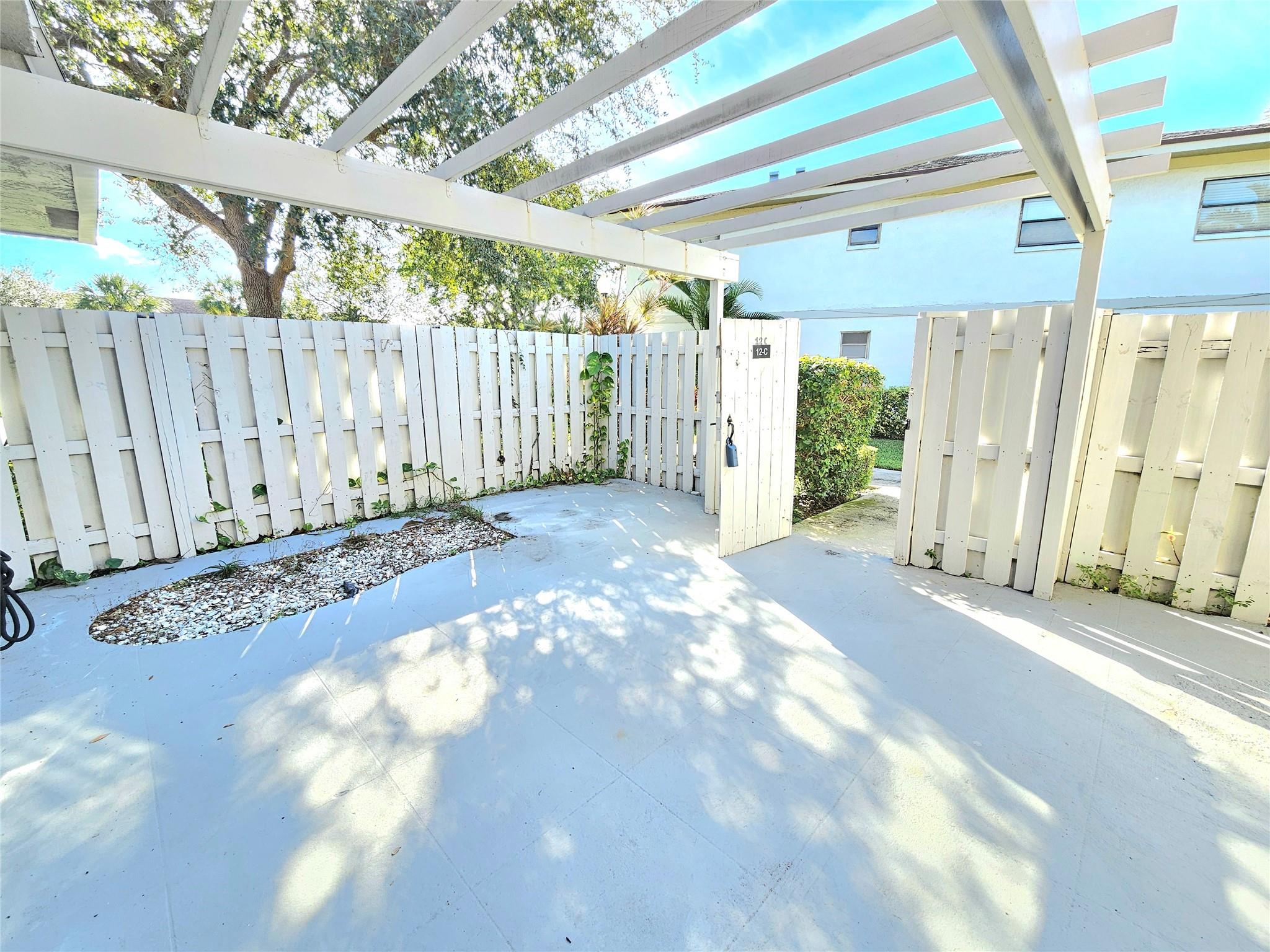 DELRAY OAKS CONDO - Residential Lease