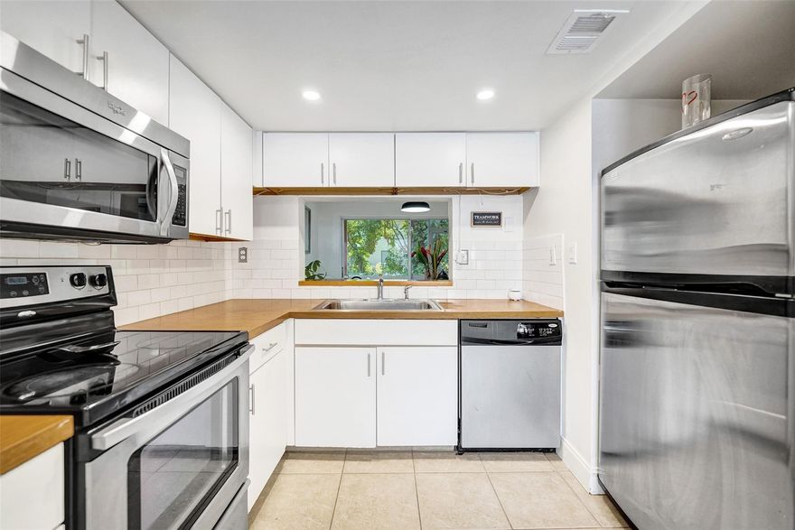 Welcome to your new home, located in the heart of Plantation. This beautifully updated 3-bedroom, 2.5-bathroom property boasts a modern kitchen with a range of new appliances and butcher block countertops. The open concept
living and dining room allows ample space for entertaining. The large bedrooms feature updated bathrooms and walk in-closets. Unwind in your screened-in patio overlooking gardens and lush trees. This exceptional property offers access to a range of amenities, including child play areas, a pool, clubhouse, gym, and tennis courts, and is conveniently located near major highways, shopping and parks.