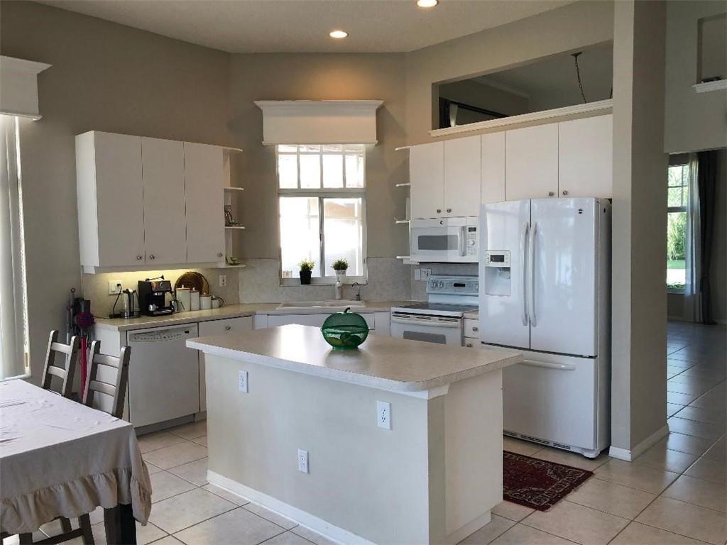 COCO LAKES - Residential Lease