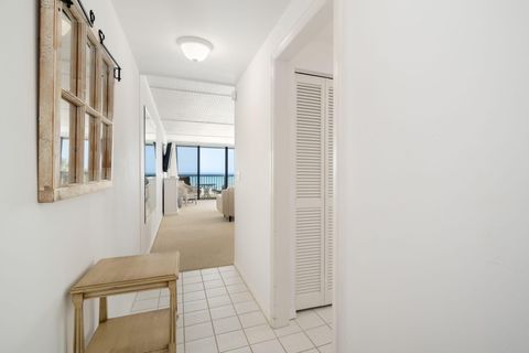 Condominium in Vero Beach FL 4141 Ocean Drive 4.jpg
