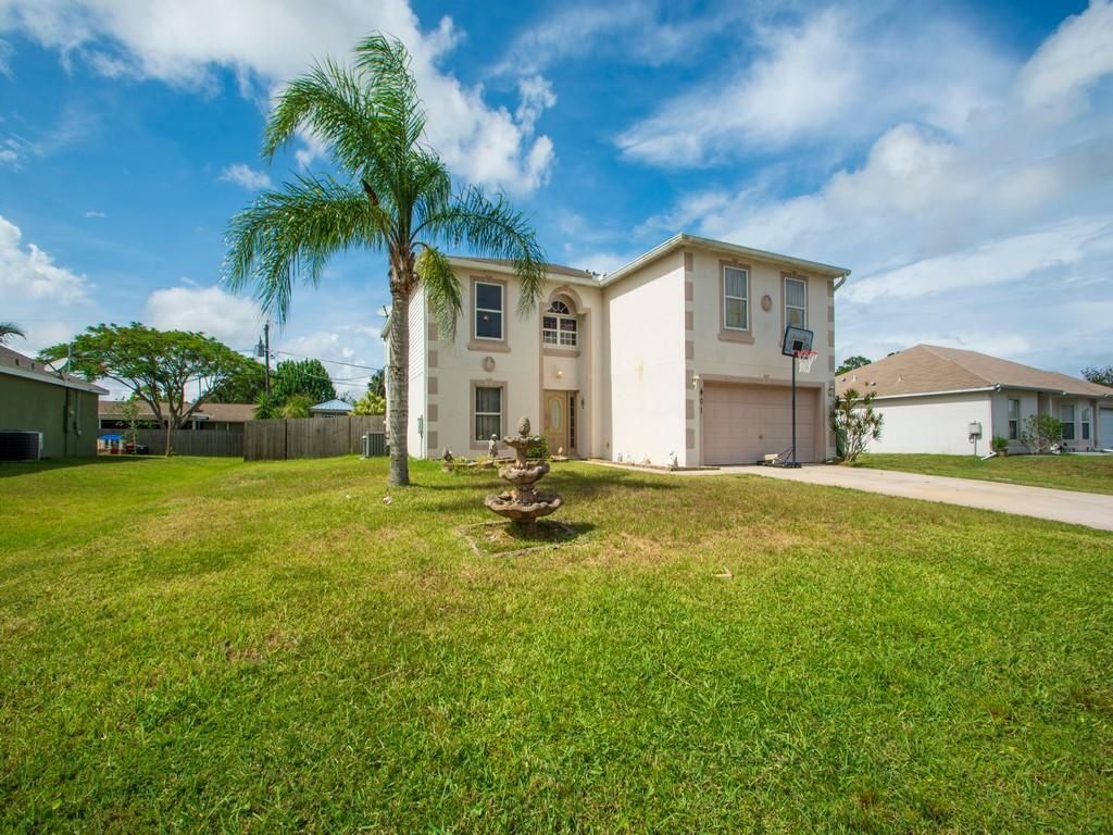 Photo of 401 SW Lakehurst Drive, Port Saint Lucie, FL 34984 (MLS # R10722064)