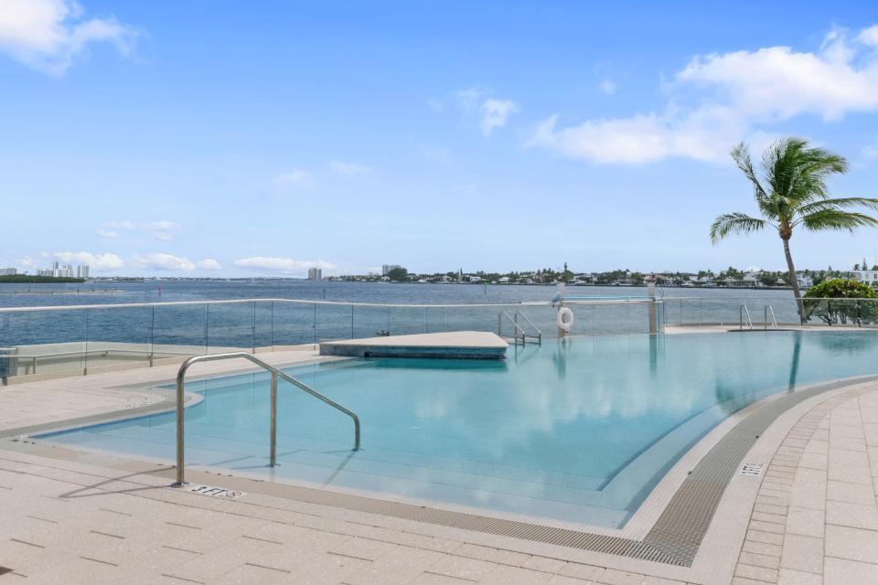 OLD PORT COVE LAKE POINT - Residential