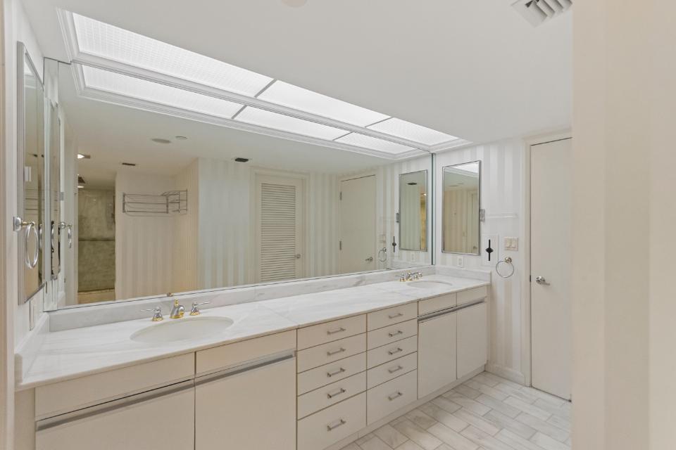 OLD PORT COVE LAKE POINT - Residential