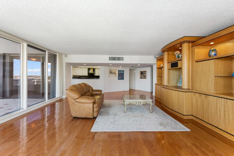 OLD PORT COVE LAKE POINT - Residential