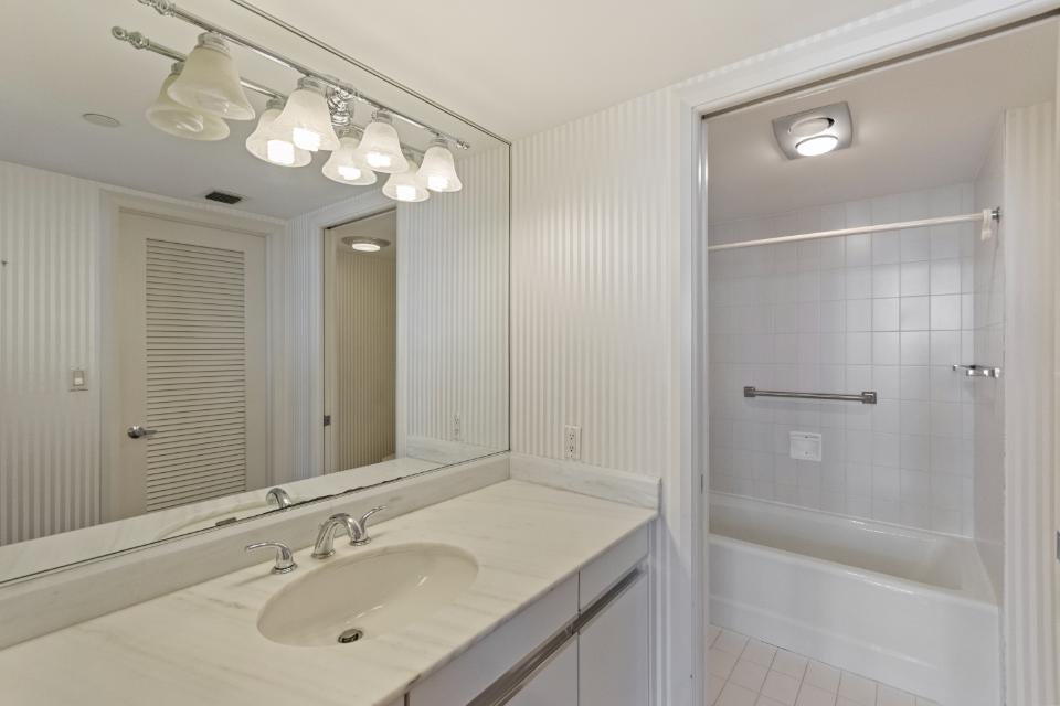 OLD PORT COVE LAKE POINT - Residential