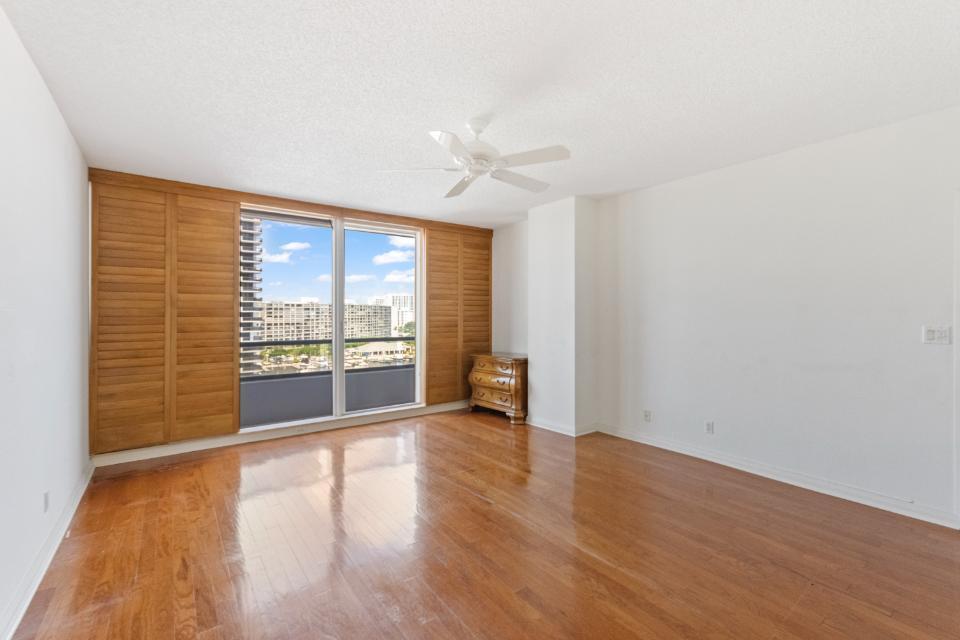 OLD PORT COVE LAKE POINT - Residential