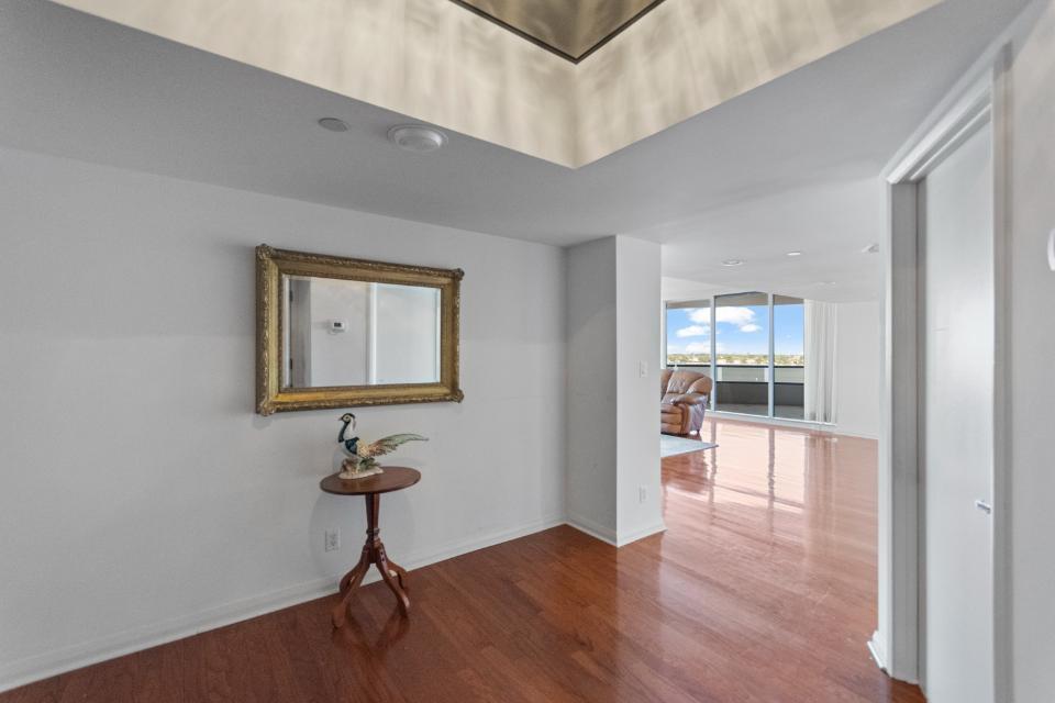 100 Lakeshore Drive 856