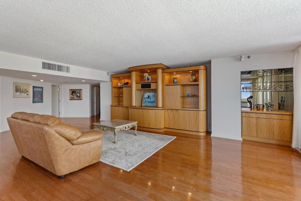 OLD PORT COVE LAKE POINT - Residential