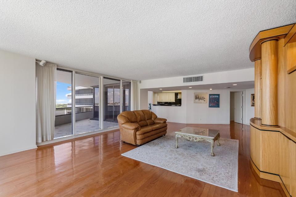 OLD PORT COVE LAKE POINT - Residential