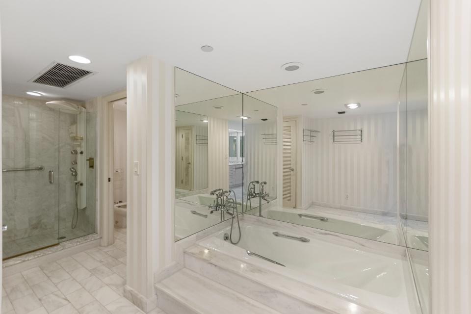 OLD PORT COVE LAKE POINT - Residential