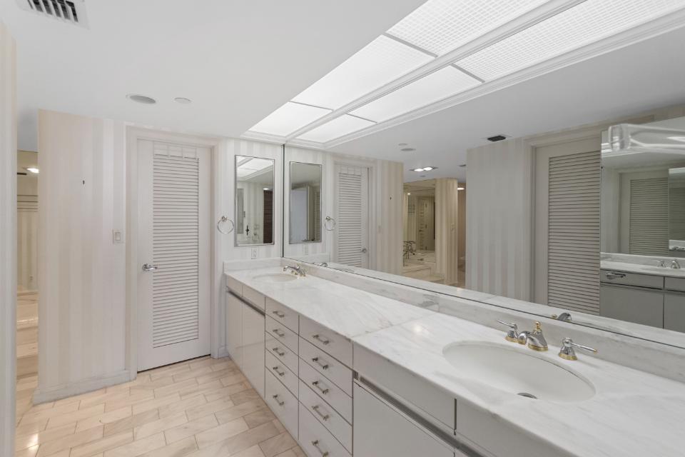 OLD PORT COVE LAKE POINT - Residential