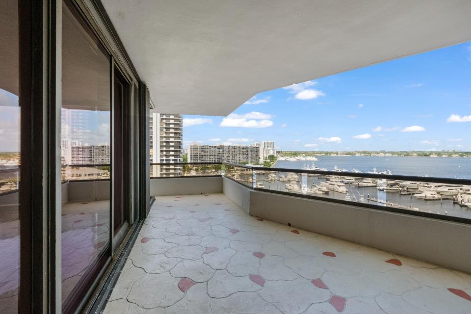 OLD PORT COVE LAKE POINT - Residential
