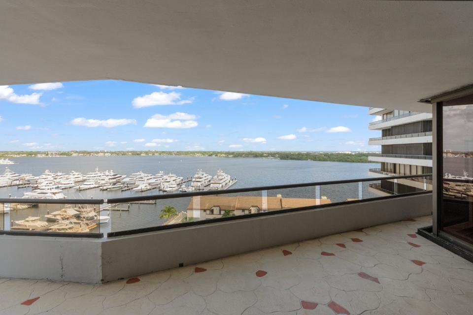 OLD PORT COVE LAKE POINT - Residential