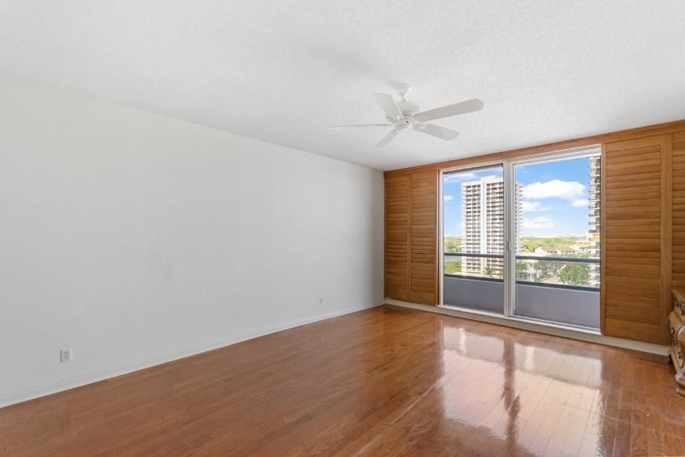 OLD PORT COVE LAKE POINT - Residential