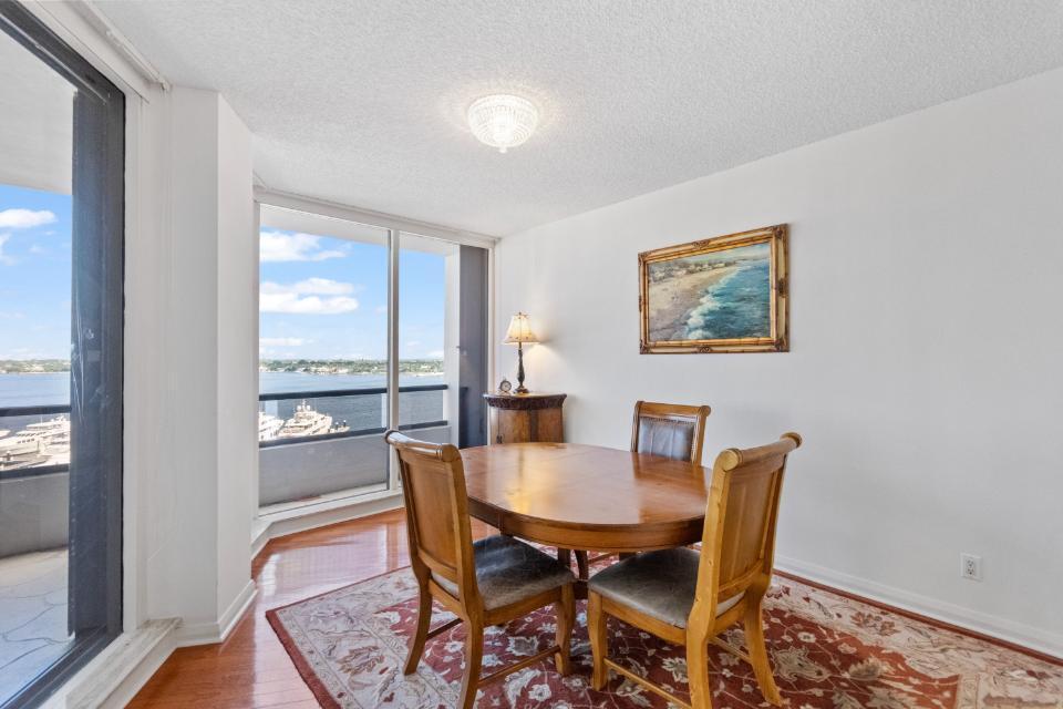 OLD PORT COVE LAKE POINT - Residential