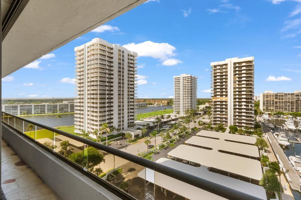 OLD PORT COVE LAKE POINT - Residential