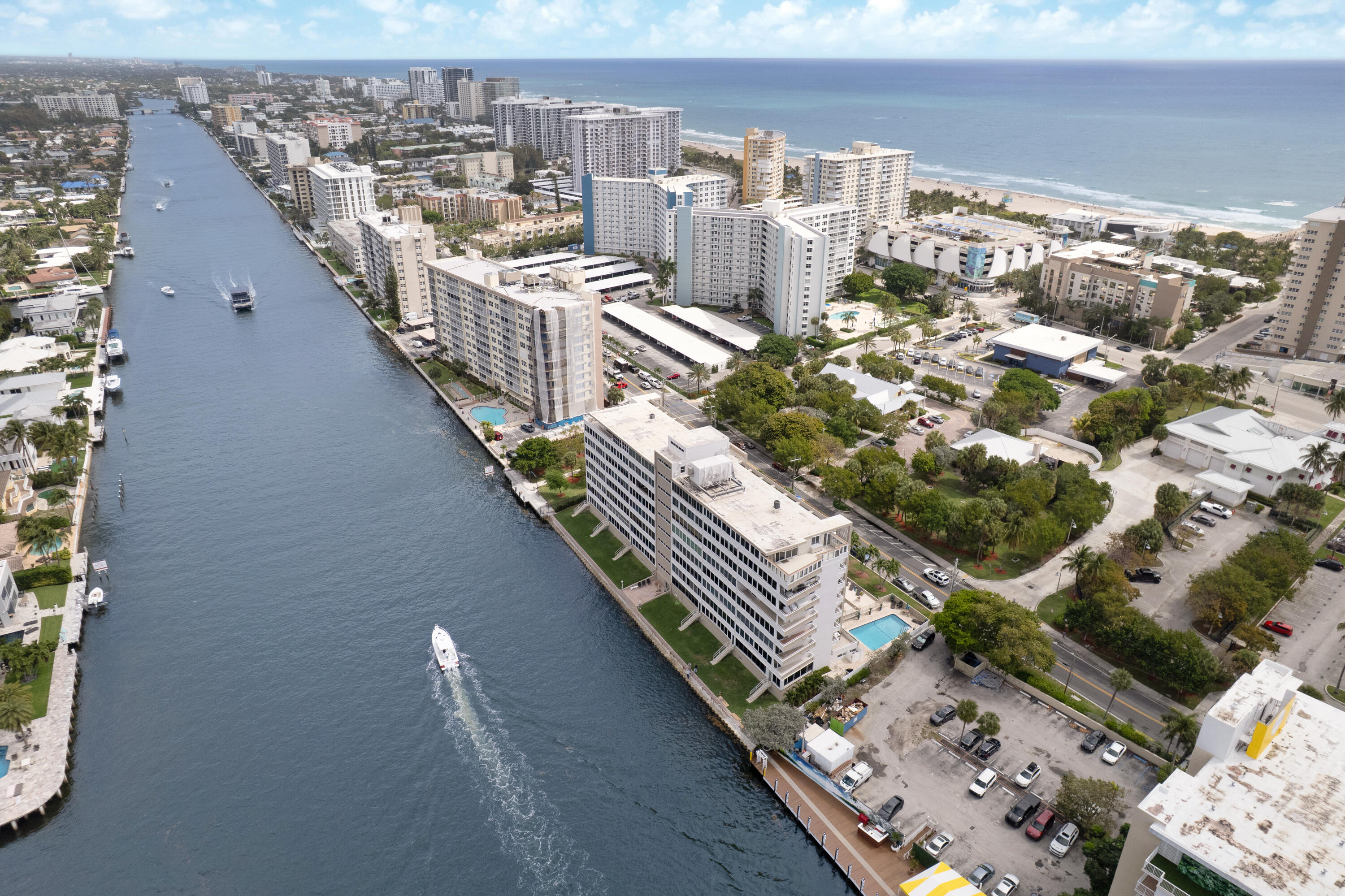 201 N Riverside Drive 402