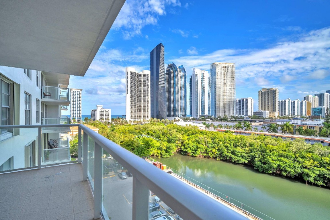 Winston Towers 300 - Residential