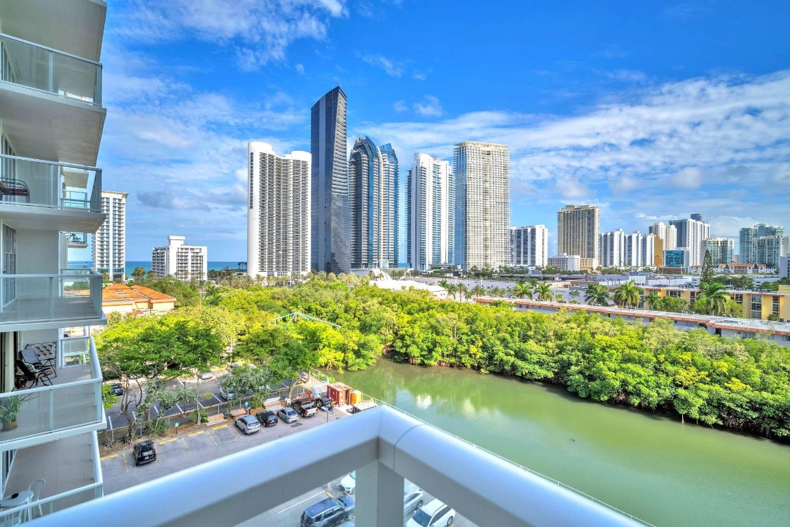 Winston Towers 300 - Residential