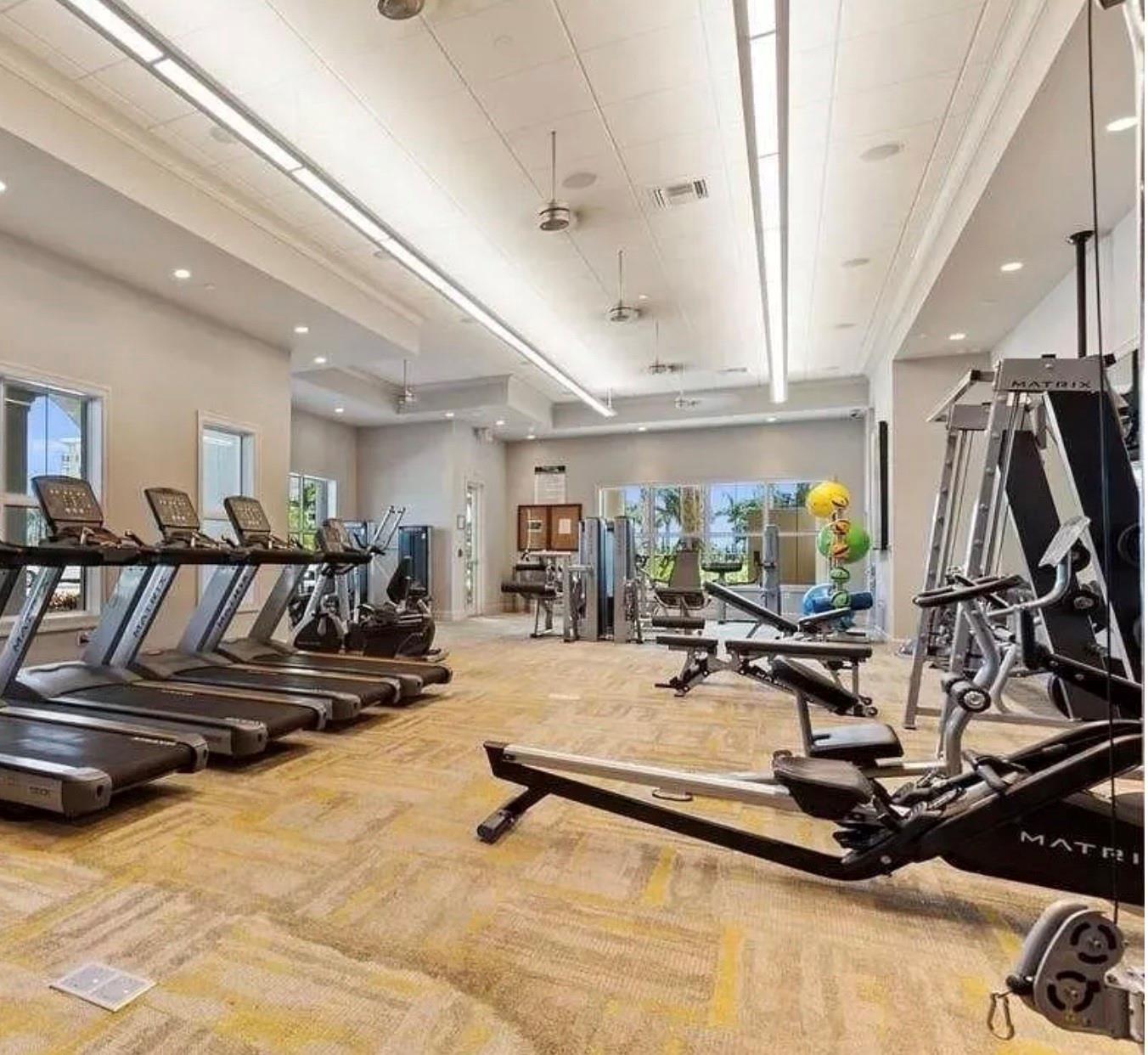 HILLCREST COUNTRY CLUB SO - Residential Lease