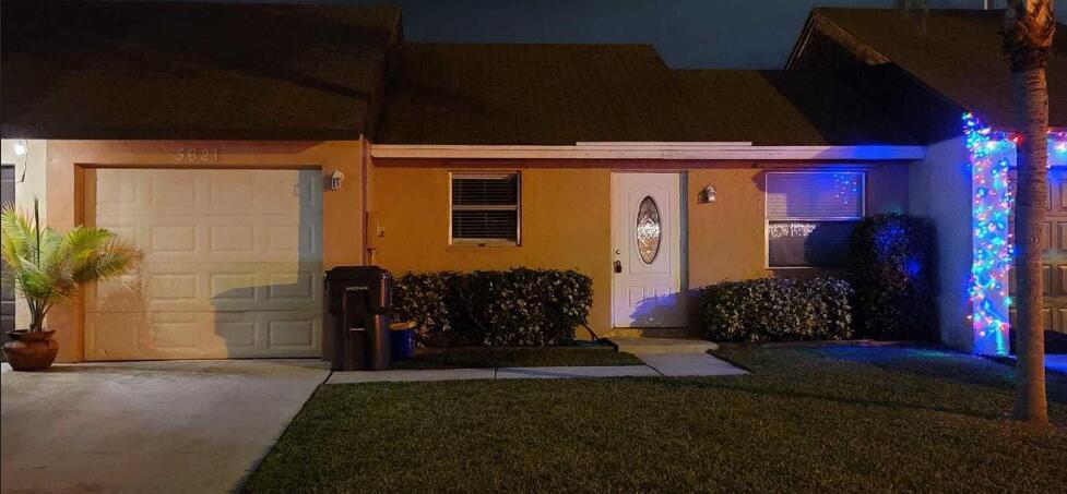 Beautiful villa in a very quiet community, large living & dining room area, spacious bedroom, private fence patio with huge back yard, one car garage, community features nice pool, just minutes away from shopping & restaurants.