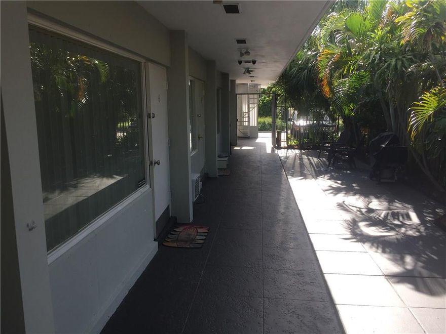 Great efficiency located within one block of the beach. Perfect for those who love the beach, restaurants and bars. Newly renovated, light, bright and clean. This much sort after building has a roof terrace with amazing views. Perfect to take your cocktail and watch the sun set. Also has a BBQ area, tables and chairs. Laundry facilities.