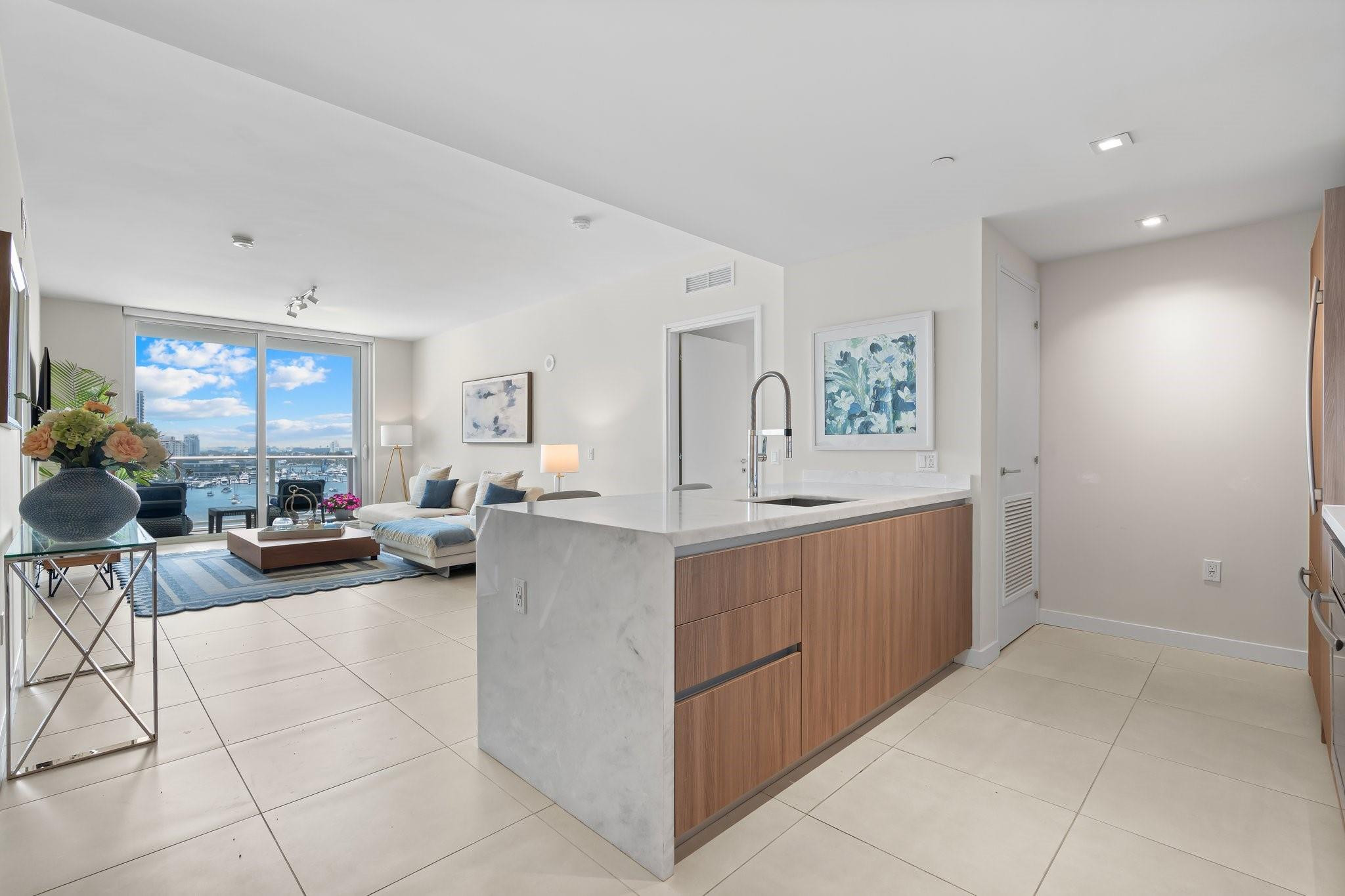 401 N Birch Road 1102