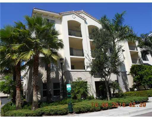 Beautiful 2 bedroom 2 bathroom with a split floor plan. Kitchen has wood cabinets, granite countertops, stainless steel appliances. Wood look flooring throughout, no carpeting. Full size washer and dryer in unit. Garden view. Fabulous community with beautiful pool area, fitness room, billiards, clubhouse, etc. Walk to restaurants, shops, etc.