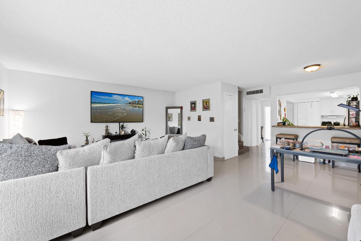 CORAL SPRINGS ESTATE TOWNHOMES - Residential