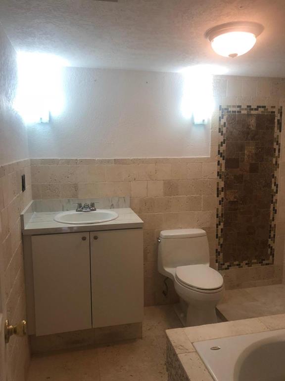 LAKE EMERALD 4 CONDO - Residential