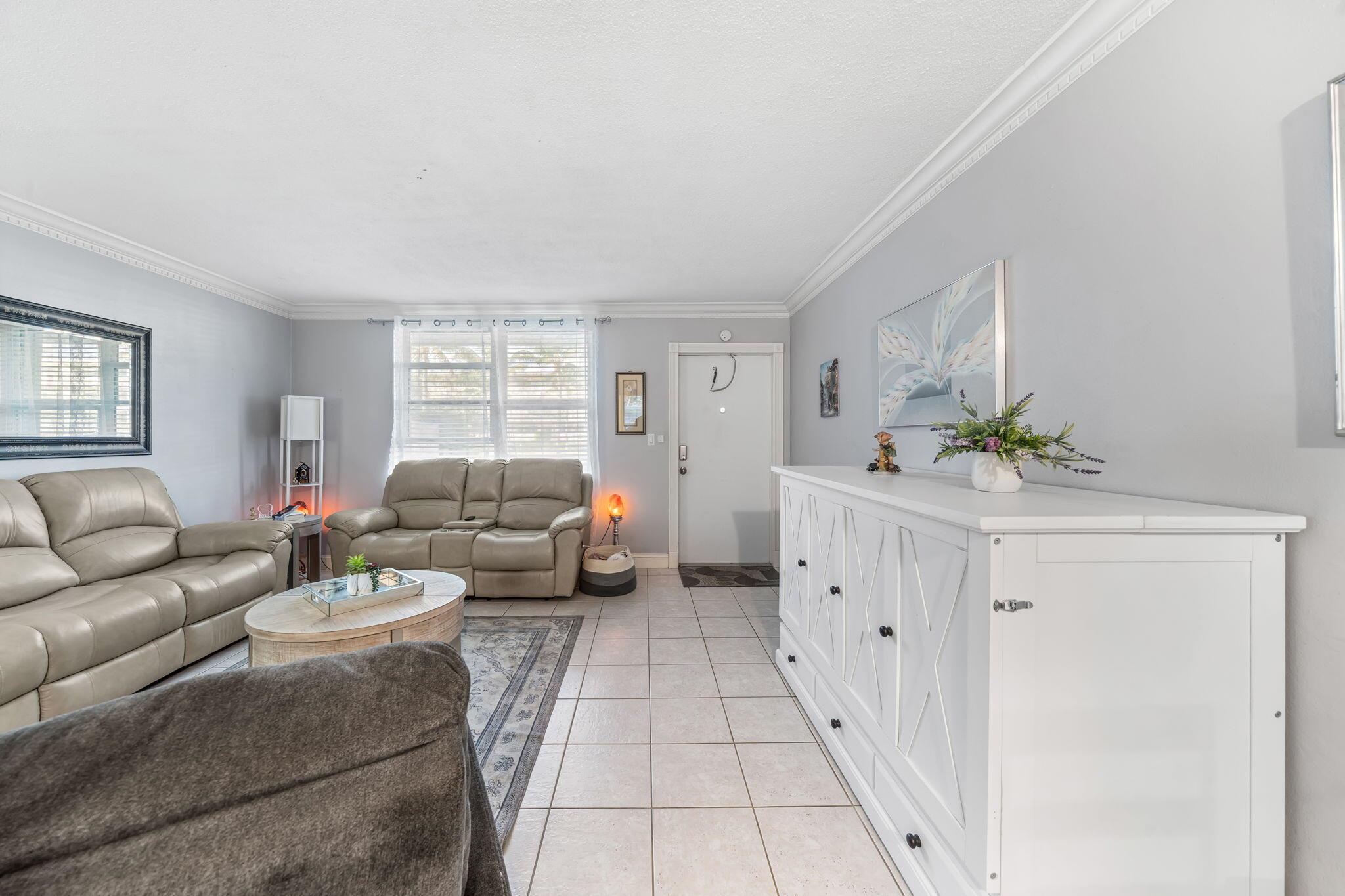 PALM BEACH WHITEHOUSE - Residential